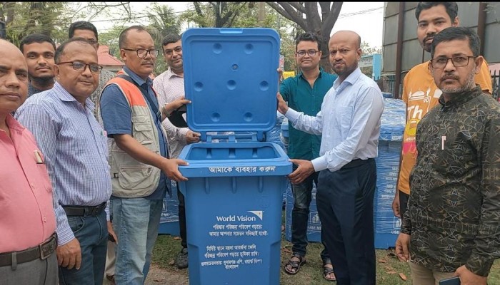 ওয়ার্ল্ড ভিশনের উদ্যোগে ডাস্টবিন বিতরণ ওয়ার্ল্ড ভিশনের উদ্যোগে ডাস্টবিন বিতরণ