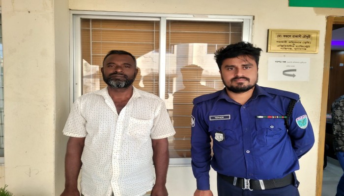 শান্তিগঞ্জে নদীর তীর কেটে মাটি বিক্রি : আটক ১, দুই লক্ষ টাকা জরিমানা শান্তিগঞ্জে নদীর তীর কেটে মাটি বিক্রি : আটক ১, দুই লক্ষ টাকা জরিমানা