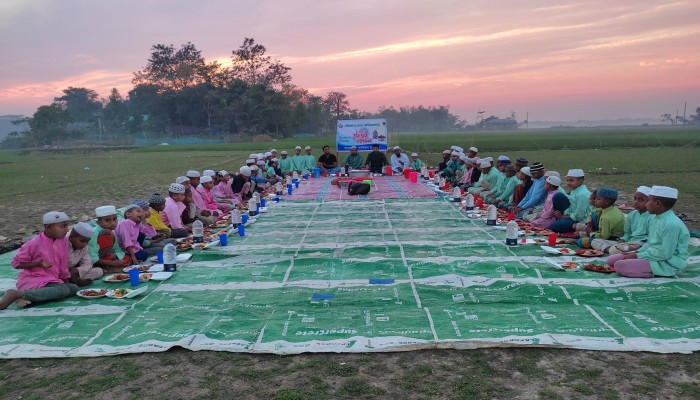এতিমদের সাথে সাস্টিয়ানদের ইফতার এতিমদের সাথে সাস্টিয়ানদের ইফতার
