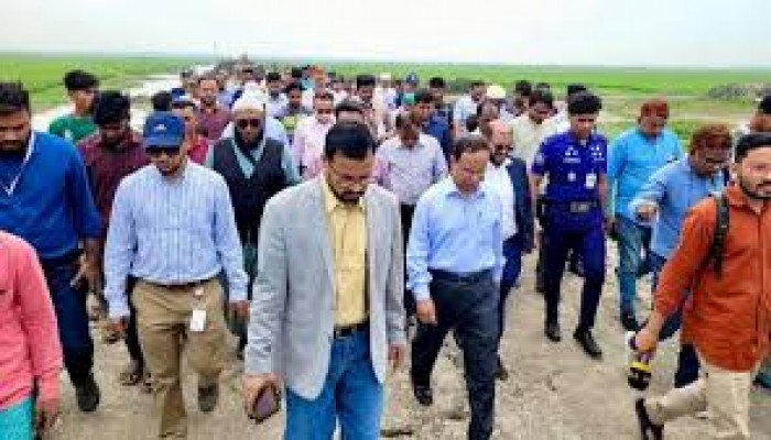 শান্তিগঞ্জে হাওরের বুকে রাস্তা চান কৃষকেরা শান্তিগঞ্জে হাওরের বুকে রাস্তা চান কৃষকেরা