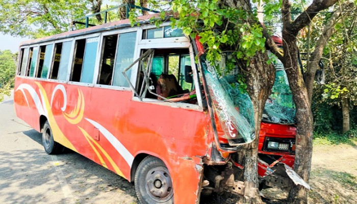 শান্তিগঞ্জে এক বাসকে আরেক বাসের ধাক্কা, আহত ১৫ শান্তিগঞ্জে এক বাসকে আরেক বাসের ধাক্কা, আহত ১৫