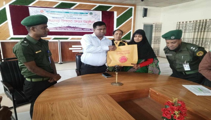 আনসার ও ভিডিপি সদস্যদের মধ্যে ঈদ উপহারসামগ্রী বিতরণ আনসার ও ভিডিপি সদস্যদের মধ্যে ঈদ উপহারসামগ্রী বিতরণ