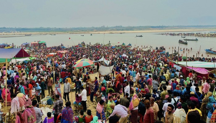 পণাতীর্থে লাখো মানুষের পুণ্য স্নান পণাতীর্থে লাখো মানুষের পুণ্য স্নান