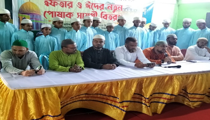 এতিম শিক্ষার্থীদের মাঝে ইফতার ও পোশাক বিতরণ এতিম শিক্ষার্থীদের মাঝে ইফতার ও পোশাক বিতরণ