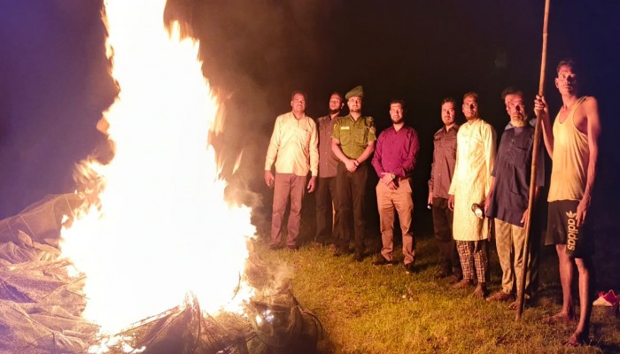 টাঙ্গুয়ার হাওরে ৬ লক্ষাধিক টাকার অবৈধ জাল ধ্বংস টাঙ্গুয়ার হাওরে ৬ লক্ষাধিক টাকার অবৈধ জাল ধ্বংস