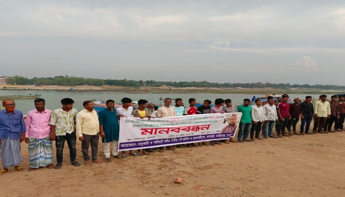শ্রমিকদের মারধরের প্রতিবাদে মানববন্ধন শ্রমিকদের মারধরের প্রতিবাদে মানববন্ধন
