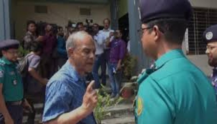 লালগালিচা দেখে স্বরাষ্ট্র উপদেষ্টার ক্ষোভ লালগালিচা দেখে স্বরাষ্ট্র উপদেষ্টার ক্ষোভ