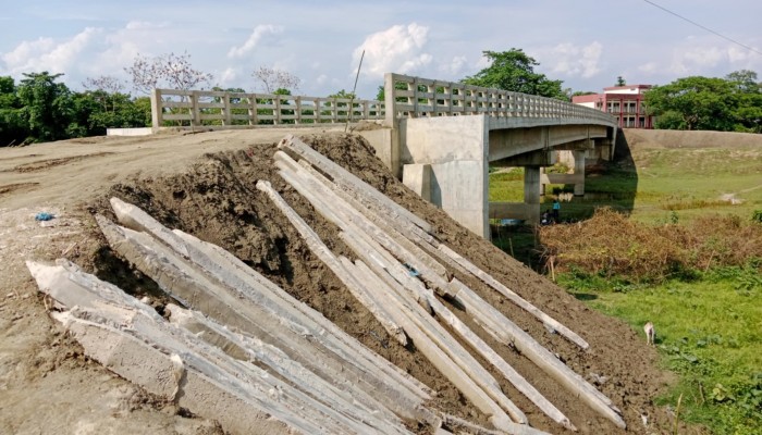 গৌরারংয়ে মাটি ভরাট কাজে অনিয়মের অভিযোগ গৌরারংয়ে মাটি ভরাট কাজে অনিয়মের অভিযোগ