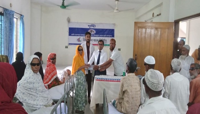 ডাচ্-বাংলা ব্যাংকের অর্থায়নে দরিদ্র রোগীদের বিনামূল্যে চোখের ছানি অপারেশন ডাচ্-বাংলা ব্যাংকের অর্থায়নে দরিদ্র রোগীদের বিনামূল্যে চোখের ছানি অপারেশন