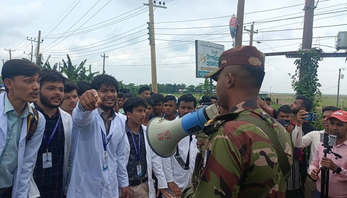 মেডিকেল কলেজ শিক্ষার্থীদের সড়ক অবরোধ, সরিয়ে দিল সেনাবাহিনী মেডিকেল কলেজ শিক্ষার্থীদের সড়ক অবরোধ, সরিয়ে দিল সেনাবাহিনী