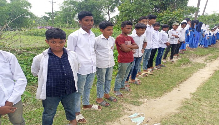 রাস্তা সংস্কারে বাধা দেওয়ার প্রতিবাদে শিক্ষার্থীদের মানববন্ধন রাস্তা সংস্কারে বাধা দেওয়ার প্রতিবাদে শিক্ষার্থীদের মানববন্ধন