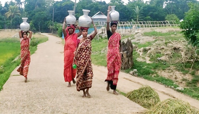 এক কলস পানির জন্য হাঁটতে হয় এক কিলোমিটার এক কলস পানির জন্য হাঁটতে হয় এক কিলোমিটার
