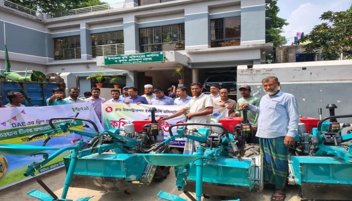 ১০টি কৃষক দলের মধ্যে বেড প্লান্টার বিতরণ ১০টি কৃষক দলের মধ্যে বেড প্লান্টার বিতরণ