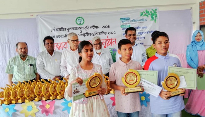 নাসরিন সুলতানা মেধাবৃত্তি পরীক্ষার পুরস্কার বিতরণ নাসরিন সুলতানা মেধাবৃত্তি পরীক্ষার পুরস্কার বিতরণ