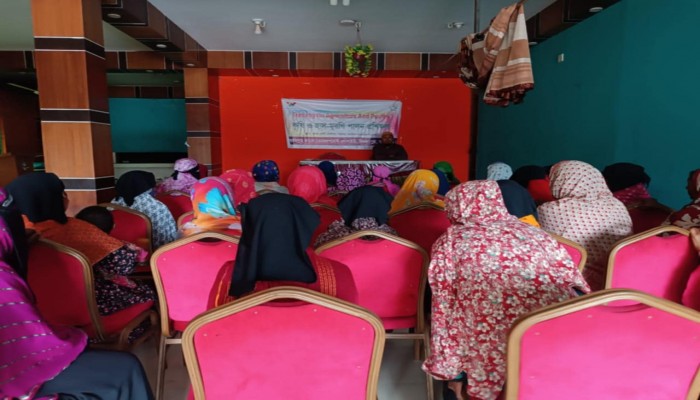 বিশ্বম্ভরপুরে কৃষি ও হাঁস-মুরগী পালন প্রশিক্ষণ বিশ্বম্ভরপুরে কৃষি ও হাঁস-মুরগী পালন প্রশিক্ষণ
