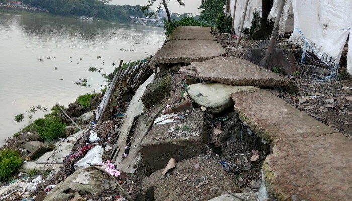 সুরমা’র গ্রাসে বিলীন হচ্ছে ঘরবাড়ি-সড়ক সুরমা’র গ্রাসে বিলীন হচ্ছে ঘরবাড়ি-সড়ক