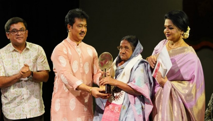 নৃত্যাঞ্চল পদক পেলেন কুমকুম রাণী চন্দ নৃত্যাঞ্চল পদক পেলেন কুমকুম রাণী চন্দ