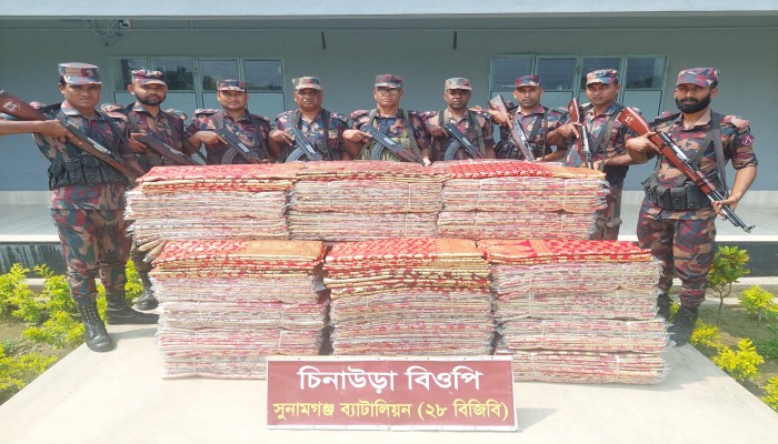৩১ লাখ টাকার ভারতীয় শাড়ি জব্দ ৩১ লাখ টাকার ভারতীয় শাড়ি জব্দ