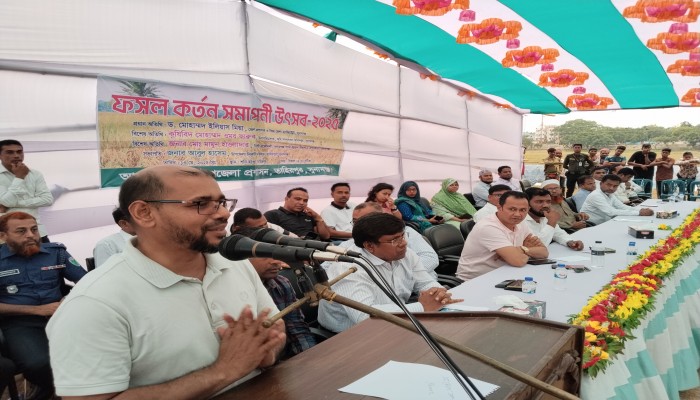 কৃষকদের সাথে আনন্দ ভাগাভাগি করলেন জেলা প্রশাসক কৃষকদের সাথে আনন্দ ভাগাভাগি করলেন জেলা প্রশাসক