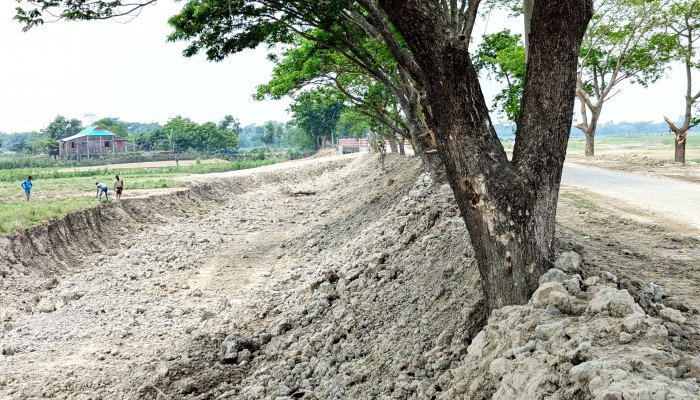 বরাদ্দের ৩ কোটি টাকা হাতিয়ে নিচ্ছে ঠিকাদারি প্রতিষ্ঠান বরাদ্দের ৩ কোটি টাকা হাতিয়ে নিচ্ছে ঠিকাদারি প্রতিষ্ঠান