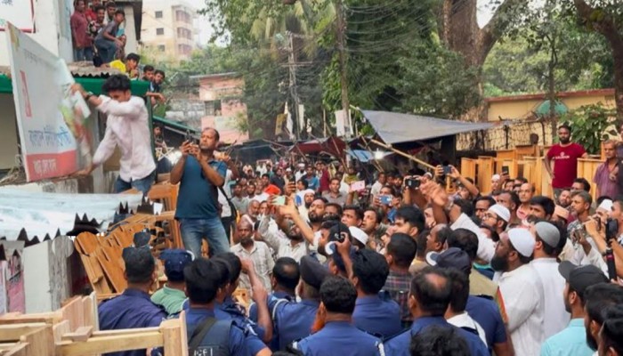 বগুড়ায় উদীচীর জাতীয় সংগীত পরিবেশনের অনুষ্ঠানে হামলা-ভাঙচুর, আহত ৭ বগুড়ায় উদীচীর জাতীয় সংগীত পরিবেশনের অনুষ্ঠানে হামলা-ভাঙচুর, আহত ৭