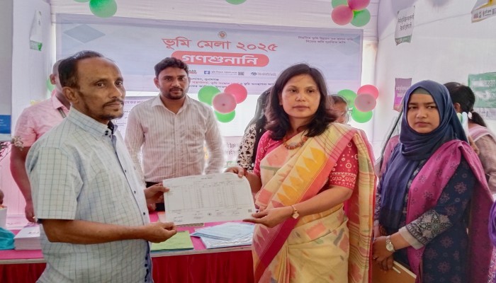ভূমি মেলায় খতিয়ান ও মৌজা ম্যাপের সার্টিফাইড কপি বিতরণ ভূমি মেলায় খতিয়ান ও মৌজা ম্যাপের সার্টিফাইড কপি বিতরণ