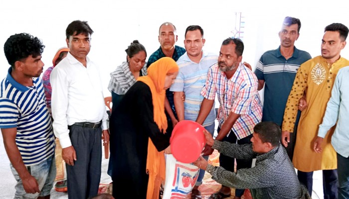 সুরমা ইউপিতে ভিজিএফ'র চাউল বিতরণ সুরমা ইউপিতে ভিজিএফ'র চাউল বিতরণ