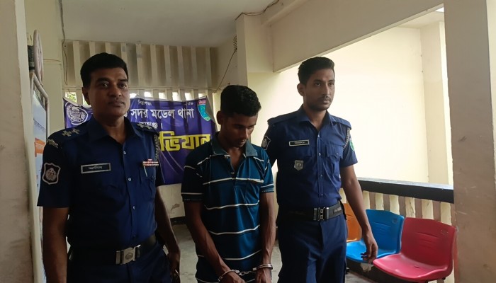 উঠানে পড়েছিল যুবকের রক্তাক্ত লাশ : আটক ১ উঠানে পড়েছিল যুবকের রক্তাক্ত লাশ : আটক ১