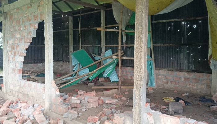 তাহিরপুরে দু’পক্ষের সংঘর্ষ, বসতবাড়ি ভাঙচুর, লুটপাট তাহিরপুরে দু’পক্ষের সংঘর্ষ, বসতবাড়ি ভাঙচুর, লুটপাট