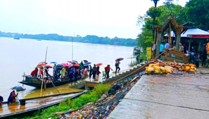 শহরের লঞ্চঘাটে সিঁড়ি নির্মাণকাজে অনিয়ম শহরের লঞ্চঘাটে সিঁড়ি নির্মাণকাজে অনিয়ম