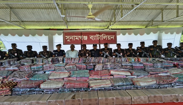 এক মাসে জব্দ প্রায় ১৫ কোটি টাকার অবৈধ পণ্য এক মাসে জব্দ প্রায় ১৫ কোটি টাকার অবৈধ পণ্য