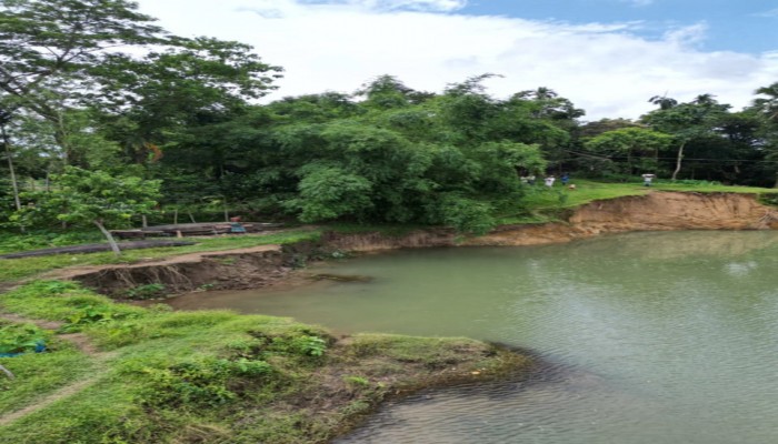 খাসিয়ামারা নদী ভাঙনে বিলীন হচ্ছে জনপদ, আতঙ্কে শত শত পরিবার খাসিয়ামারা নদী ভাঙনে বিলীন হচ্ছে জনপদ, আতঙ্কে শত শত পরিবার