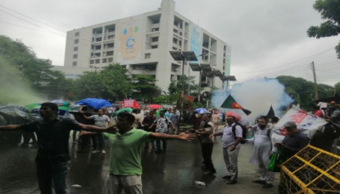 চাকরিচ্যুত বিডিআর সদস্যদের ওপর জলকামান-সাউন্ড গ্রেনেড চাকরিচ্যুত বিডিআর সদস্যদের ওপর জলকামান-সাউন্ড গ্রেনেড