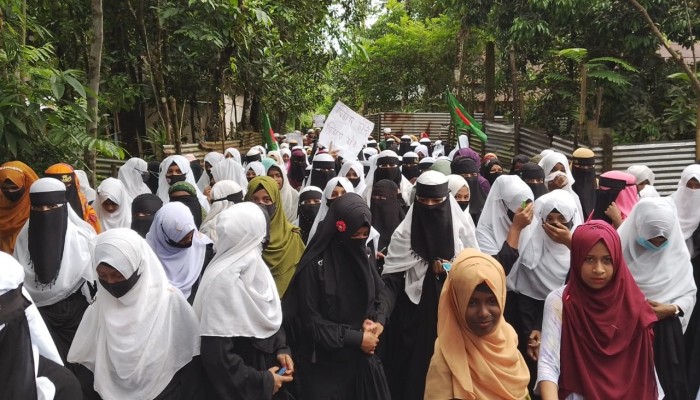 বিএনপি নেতার অশোভন আচরণের প্রতিবাদে শিক্ষার্থীদের বিক্ষোভ বিএনপি নেতার অশোভন আচরণের প্রতিবাদে শিক্ষার্থীদের বিক্ষোভ