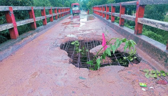 ট্যাকেরঘাট-বারেকটিলা সড়ক কালভার্ট যেন মরণ ফাঁদ! ট্যাকেরঘাট-বারেকটিলা সড়ক কালভার্ট যেন মরণ ফাঁদ!