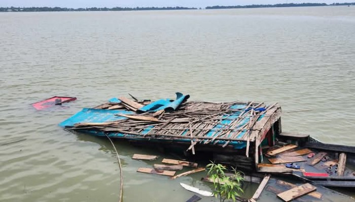 মধ্যনগরে মা-মেয়ে ও বৃদ্ধাসহ তিনজনের লাশ উদ্ধার মধ্যনগরে মা-মেয়ে ও বৃদ্ধাসহ তিনজনের লাশ উদ্ধার
