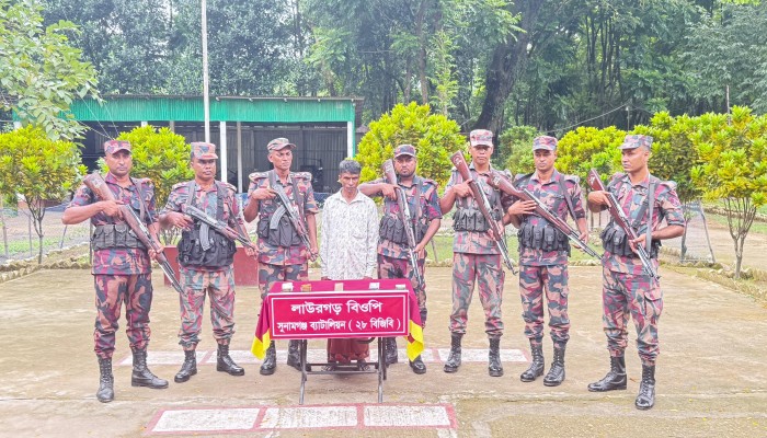 ভারতীয় রুপিসহ বাংলাদেশি আটক ভারতীয় রুপিসহ বাংলাদেশি আটক