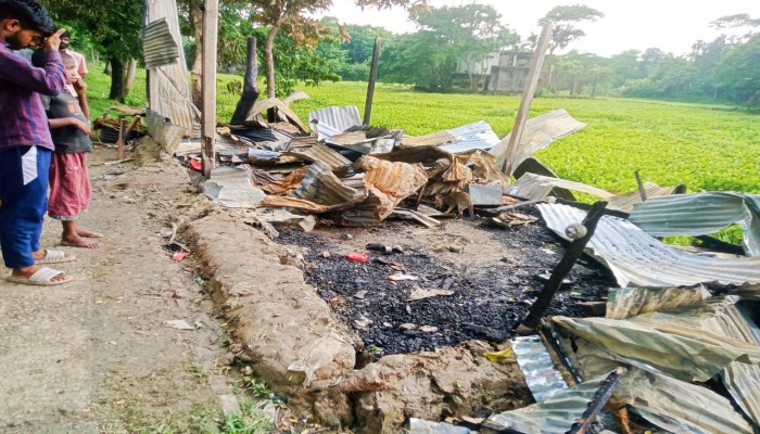 শান্তিগঞ্জে মুদিদোকানে অগ্নিকান্ড, থানায় অভিযোগ শান্তিগঞ্জে মুদিদোকানে অগ্নিকান্ড, থানায় অভিযোগ