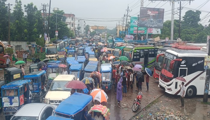 ৩ দফা দাবি পূরণের আশ্বাসে পরিবহন ধর্মঘট প্রত্যাহার ৩ দফা দাবি পূরণের আশ্বাসে পরিবহন ধর্মঘট প্রত্যাহার