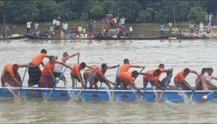 বৃষ্টিভেজা দিনে নৌকা বাইচে উৎসবের রঙ বৃষ্টিভেজা দিনে নৌকা বাইচে উৎসবের রঙ