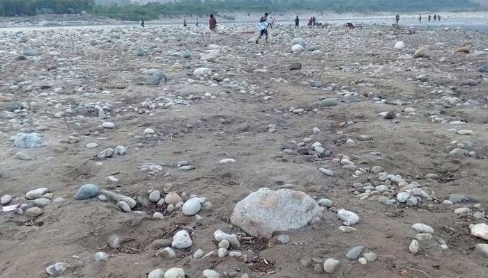 লুটে শেষ সাদাপাথর লুটে শেষ সাদাপাথর