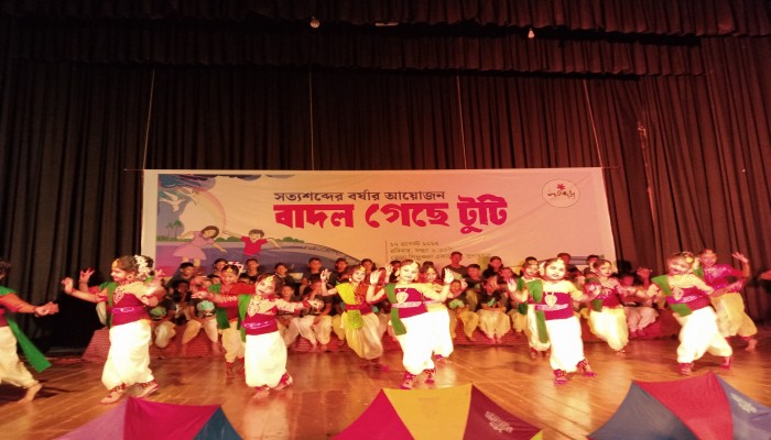সত্যশব্দের বর্ষার আয়োজন ‘বাদল গেছে টুটি’ সত্যশব্দের বর্ষার আয়োজন ‘বাদল গেছে টুটি’