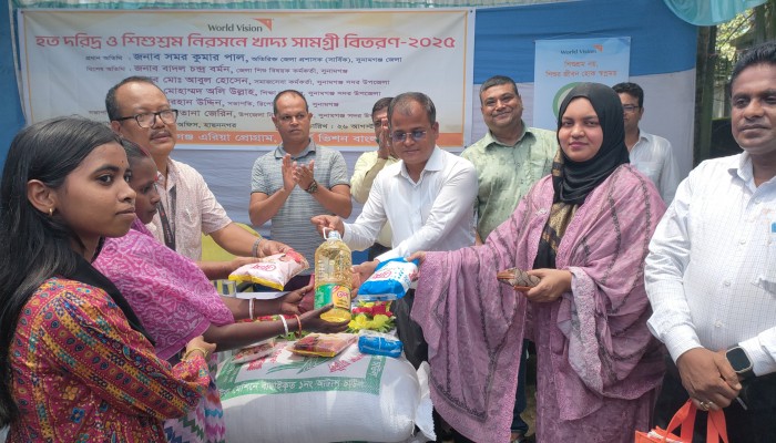 হতদরিদ্র ১২০ শিশু-কিশোরের মধ্যে খাদ্যসামগ্রী বিতরণ হতদরিদ্র ১২০ শিশু-কিশোরের মধ্যে খাদ্যসামগ্রী বিতরণ