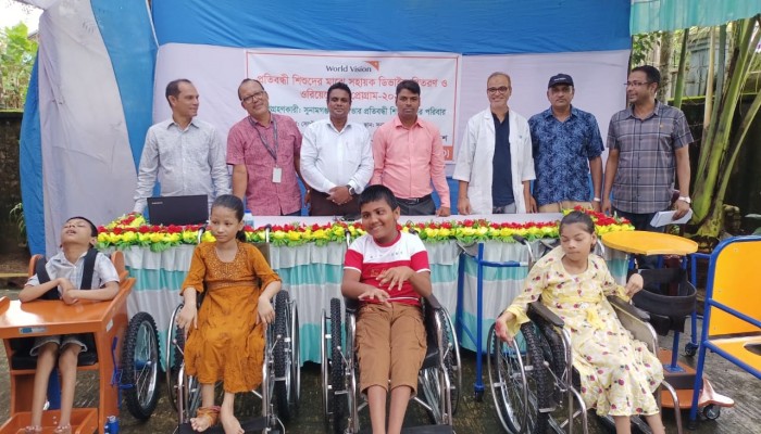 প্রতিবন্ধী শিশুদের মাঝে সহায়ক ডিভাইস বিতরণ
