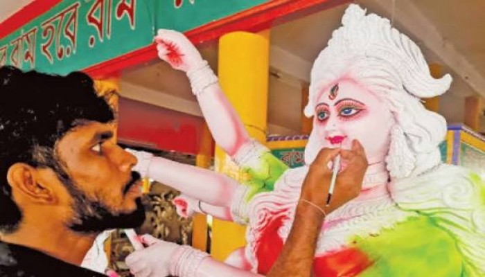 মন্ডপে দেবী দুর্গাকে বরণের প্রস্তুতি
