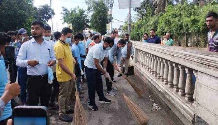 সিলেটে ঝাড়ু– হাতে রাস্তায় জেলা প্রশাসক, চালালেন পরিচ্ছন্নতা অভিযান