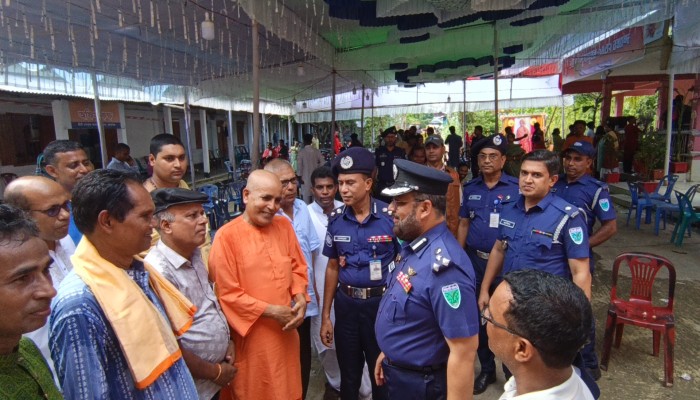 পূজামন্ডপ পরিদর্শন করলেন সিলেট রেঞ্জের ডিআইজি