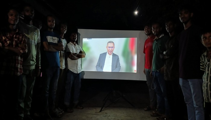 প্রজেক্টরে তারেক রহমানের সাক্ষাৎকার প্রদর্শন