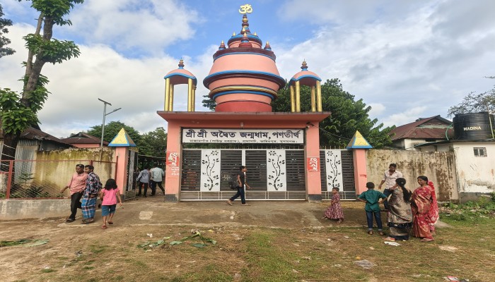 কুচক্রীমহল পূর্ব পরিকল্পনা অনুযায়ী সভায় হামলা করে