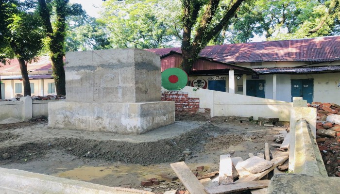 শহীদ মিনার ভেঙে নির্মাণ হচ্ছে ‘প্রাক্তন কৃতী শিক্ষার্থী ফলক’ ক্ষোভে ফুঁসছে মানুষ
